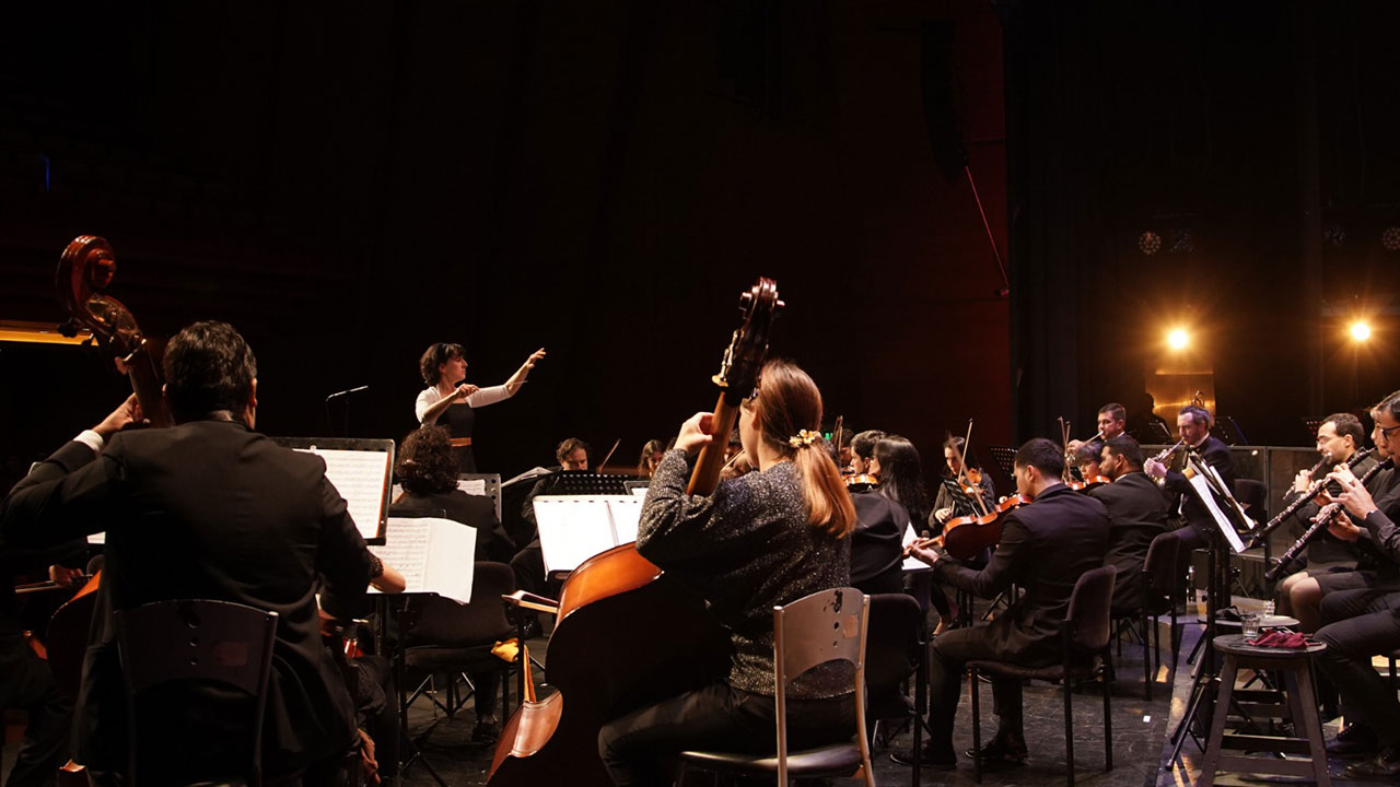 Alicia Pouzo dirige a la Orquesta de Cámara en una noche de Sinfonía Monumental